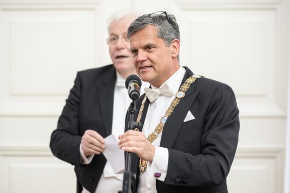 Rektor Jens Schneider bei der Begrüßungsrede 