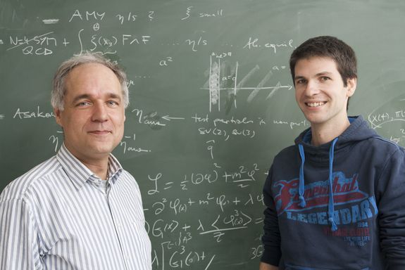 Prof. Anton Rebhan (l) and Dominik Steineder