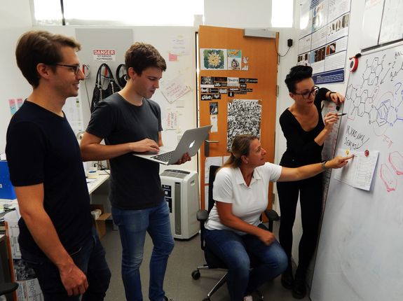 Das Team: Dr. Florian Glöcklhofer, Michael Josef Taubländer, Prof. Martina Marchetti-Deschmann und Dr. Miriam M. Unterlass beim Diskutieren von Ergebnissen.