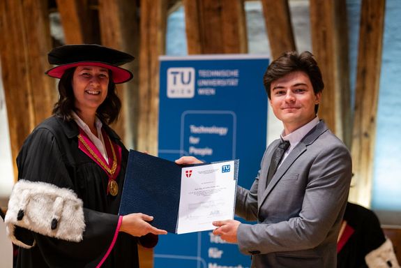 Übergabe Diplom Jasmin Gründling-Riener, Vizerektorin Lehre, und Alexander Firbas