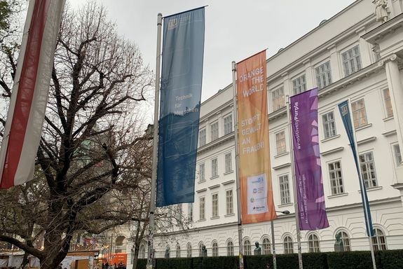 Fahnen vor der TU Wien