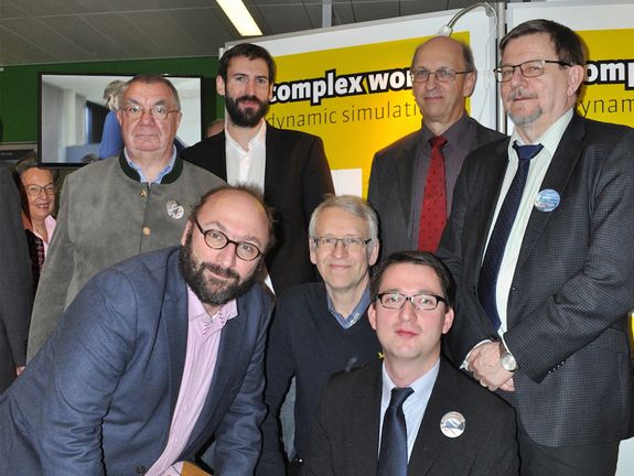 EUROSIM plant die Ausstellung international zu präsentieren (stehend: Esko Juuso, Präsident (r.); Borut Zupančič, Secretary EUROSIM (2.v.r.); Projektleiter Stefan Emrich (2.v.l.); Prof. Breitenecker, Editor-in-Chief of EUROSIM Journal "Simulation Notes Europe" (l.), 2. Reihe: A. Körner, ASIM (r.)