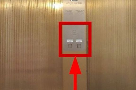 Beide Fahrstühle können verwendet werden Ansicht der beiden Fahrstuhltüren