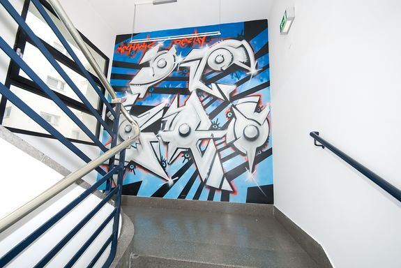 Grafitti im Stiegenhaus Graffiti auf der Wand im Stiegenhaus. Abbildung ist ehe abstarkt, es sind fünf elemete zu unterscheiden.