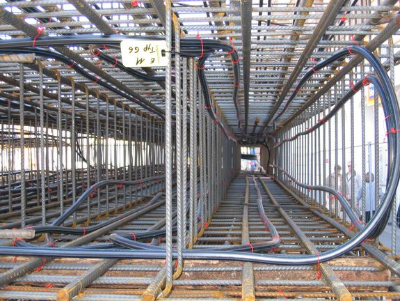Mit Absorberleitungen belegter Bewehrungskorb einer Energieschlitzwand (c) TU Wien, Institut für Geotechnik