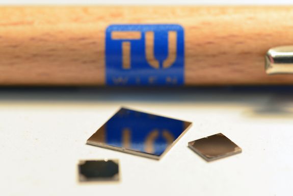 A Perovskite thin film electrode, on a ZrO2 crystal - compared to a pen. (Copyright: TU Wien)