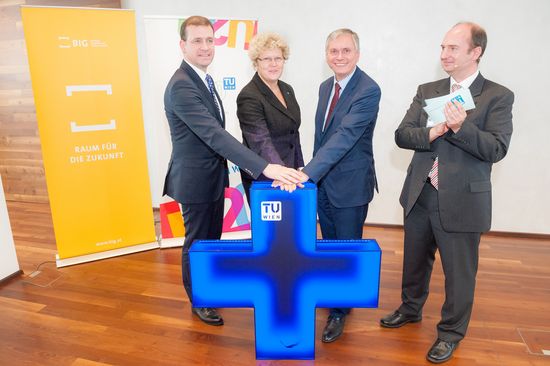 Aktivierung des TU-Plus-Energie-Bürohochhauses: (v.l.n.r.) BIG-Geschäftsführer Hans-Peter Weiss, TU-Rektorin Sabine Seidler, Bundesminister Alois Stöger, Thomas Bednar (wissenschaftlicher Projektleiter) [1]