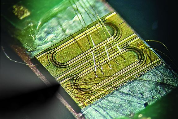 Der Solitonenlaser mit ringförmigen Bahnen, auf denen das Licht im Kreis läuft