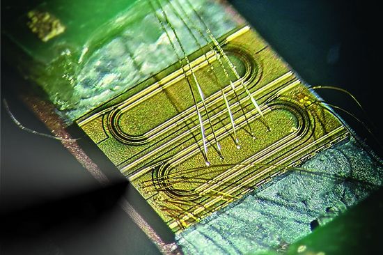Der Solitonenlaser mit ringförmigen Bahnen, auf denen das Licht im Kreis läuft