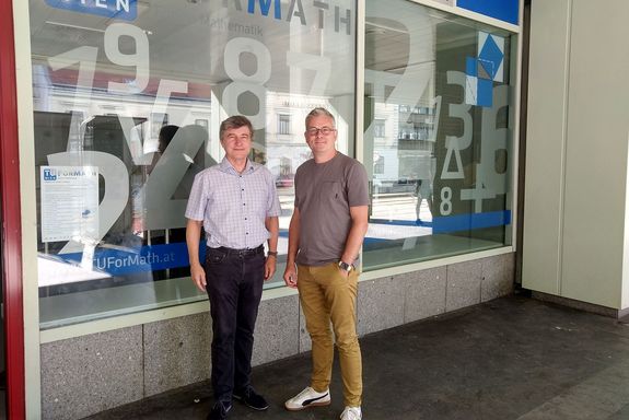 Professor Michael Drmota und Professor Dirk Praetorius (von links) vor dem TUForMath-Raum im Freihaus der TU Wien.