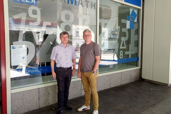 Professor Michael Drmota und Professor Dirk Praetorius (von links) vor dem TUForMath-Raum im Freihaus der TU Wien.