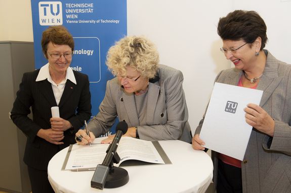 v.l.n.r.: Generaldirektorin Wiener Stadtwerke Gabriele Payr, TU-Rektorin Sabine Seidler, Vizebürgermeisterin Renate Brauner