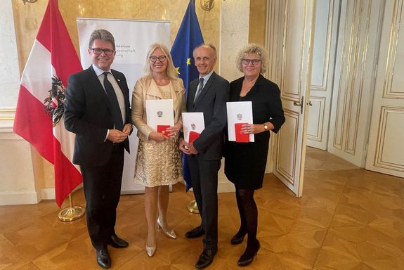 Gruppenfoto 4 Personen stehend