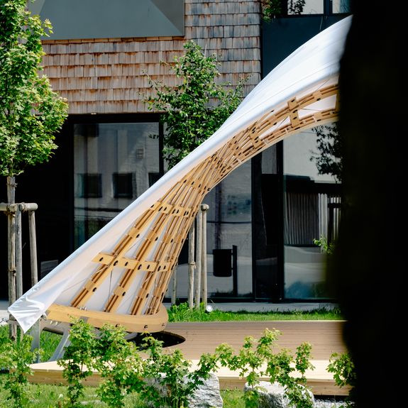 Holzpavillon vom Boden aus gesehen