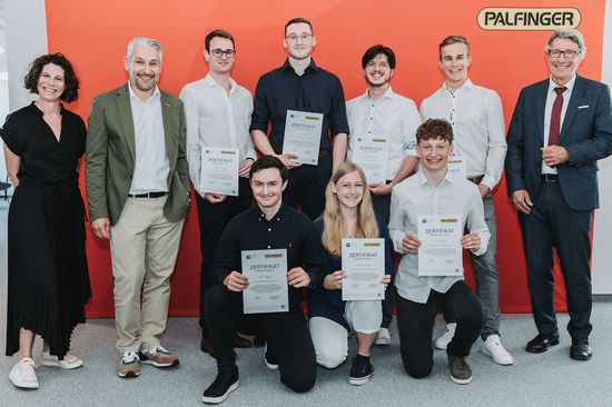 Gruppenfoto hinten stehend, von links: Claudia Bochinz (TU Wien), Philipp Smole (PALFINGER), Diego Krupitza, Victor Mittermair, Martin Bammer, Julian Müllner, VR Kurt Matyas (TU Wien)  vorne sitzend von links: Felix Ettlinger, Daniela Böhm und Paul Czapka