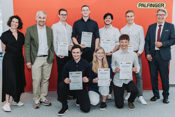 Gruppenfoto hinten stehend, von links: Claudia Bochinz (TU Wien), Philipp Smole (PALFINGER), Diego Krupitza, Victor Mittermair, Martin Bammer, Julian Müllner, VR Kurt Matyas (TU Wien)  vorne sitzend von links: Felix Ettlinger, Daniela Böhm und Paul Czapka