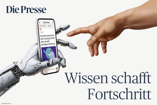 weißer Hintergrund, von linke unten kommt Roboterhand mit Handy ins Bild, von rechts oben Menschenhand mit ausgestrecktem Zeigefinger
