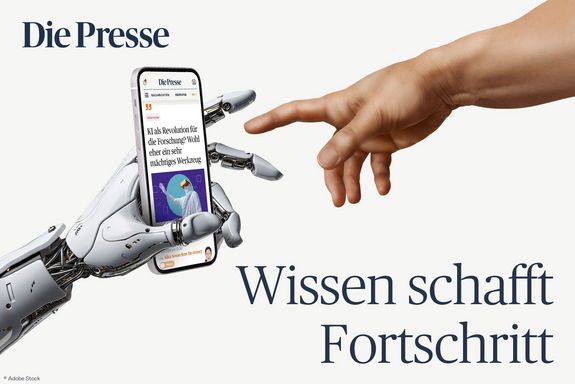 weißer Hintergrund, von linke unten kommt Roboterhand mit Handy ins Bild, von rechts oben Menschenhand mit ausgestrecktem Zeigefinger