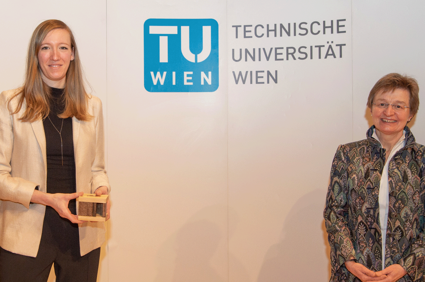 Award winner Lara Spendier (left), Dean Gerti Kappel (right)