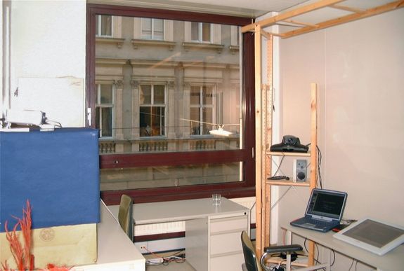 Das Equipment: Projektor (links oben), Polycom SP (halbrechts oben), Notebook und Tablet (rechts)