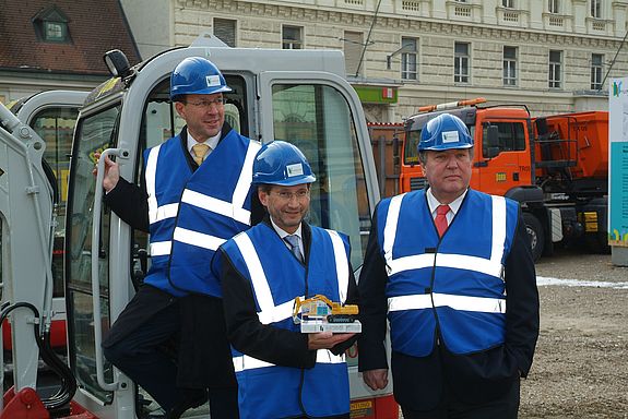 V.l.n.r.: BIG-Geschäftsführer Wolfgang Gleissner, Bundesminister Johannes Hahn und TU-Rektor Peter Skalicky (Foto:TU Wien, Blazina) V.l.n.r.: BIG-Geschäftsführer Wolfgang Gleissner, Bundesminister Johannes Hahn und TU-Rektor Peter Skalicky (Foto:TU Wien, Blazina)