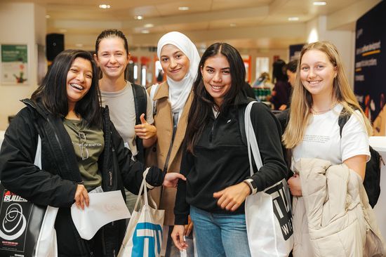 Gruppe von Studentinnen lächeln in die Kamera