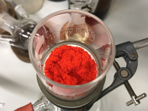 Rote Polymere nach dem ersten Aufreinigungsschritt