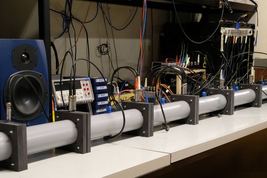 [Translate to English:] Durch dieses Röhrensystem werden die Schallwellen geleitet.