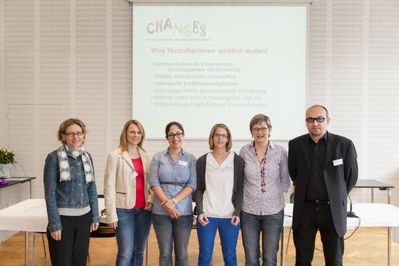 Elvira Welzig (Austrian Institute of Technology), Verena Trinkel, Raziye Kizilirmak, Irene Schmutzer-Roseneder, Helga Gartner (Projektkoordination), Walter Haslinger, Walter Haslinger (Bioenergy2020+) (Foto: Matthis Heisler, HTU Fotoreferat)