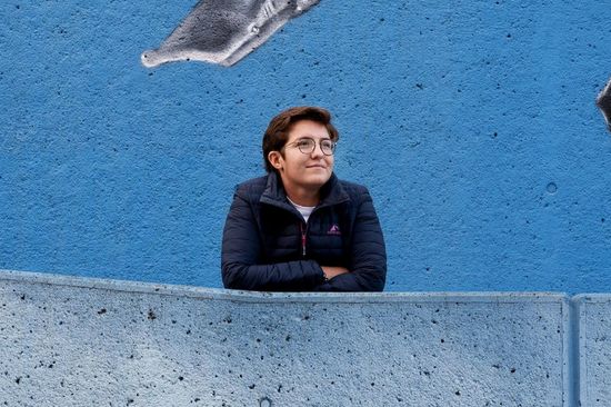 Ciara Burns und blauer Hintergrund