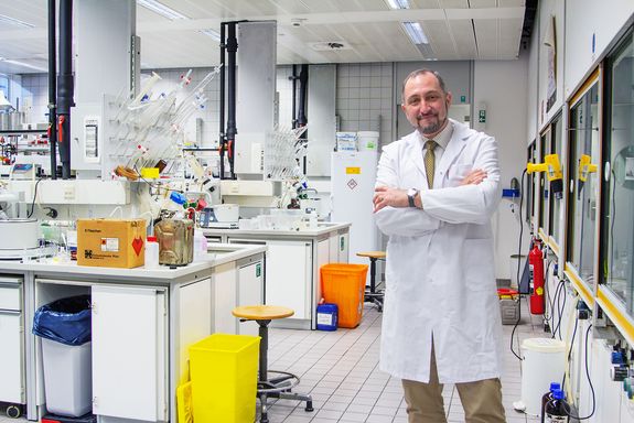 Marko Mihovilovic im weißen Mantel im Labor