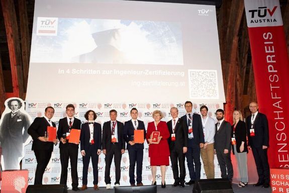 Gruppenfoto der Gewinner_innen auf der Bühne