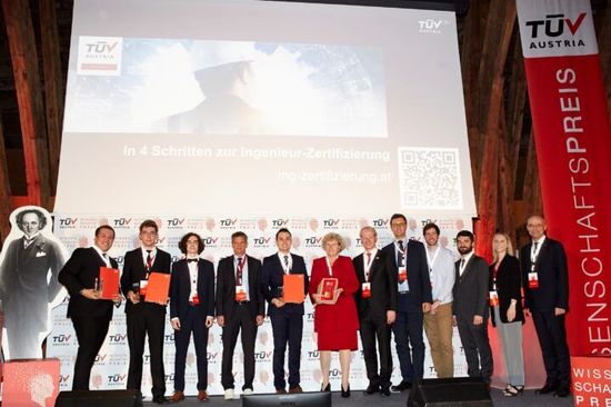 Gruppenfoto der Gewinner_innen auf der Bühne