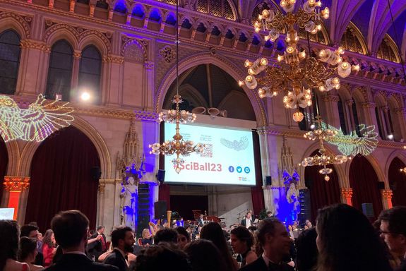 buntes Treiben auf dem Ball: Menschen in eleganter Bekleidung im Rathaus, Leinwand mit #SciBall23