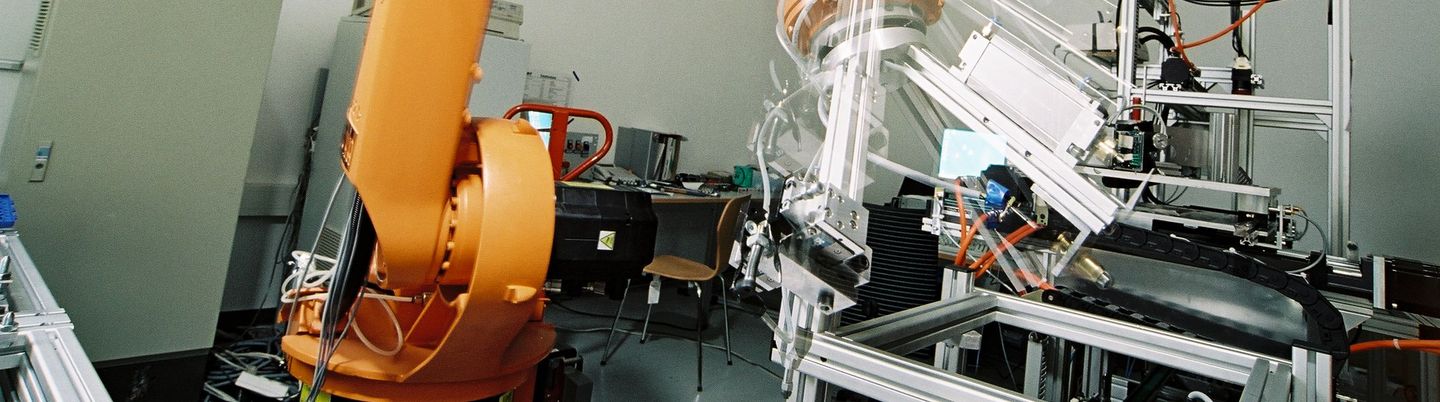 Eine große orange Maschine im Labor