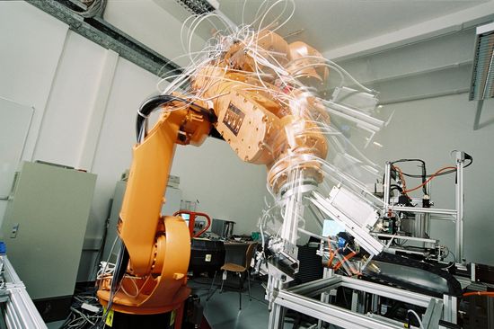 Eine große orange Maschine im Labor