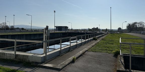 Kläranlage von außen - Großer rechteckiger Teich