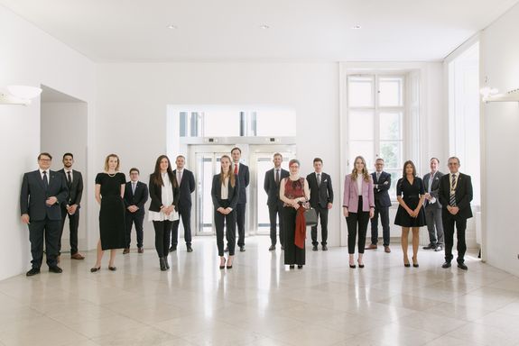 [Translate to English:] Gruppenfoto der Alumni vor der Feier