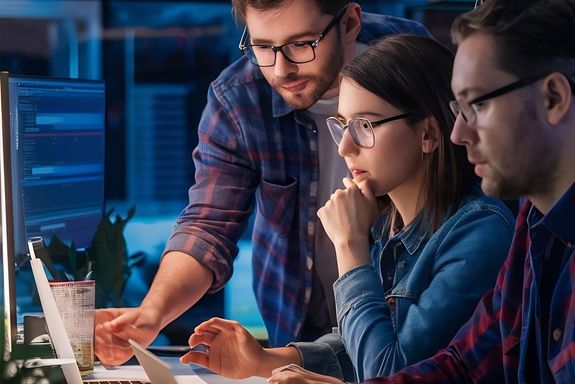 [Translate to English:] 3 Menschen bei Laptop