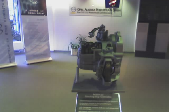 Frauen zerlegen einen Motor6