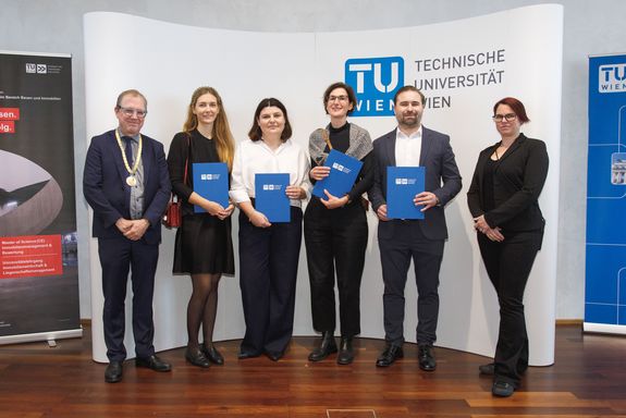 [Translate to English:] Gruppenbild mit Abschlussmappen