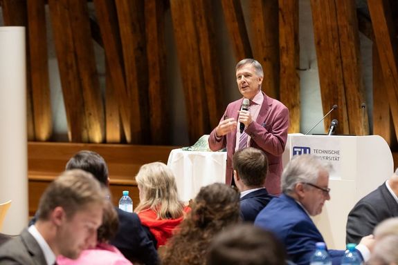 Eröffnung durch Thilo Sauter, Institutsvorstand Institut für Computertechnik