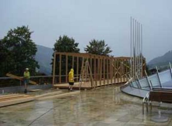 Bilder vom Pavillon vor dem Kongresszentrum Alpbach (im Bau)