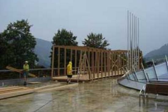 Bilder vom Pavillon vor dem Kongresszentrum Alpbach (im Bau)