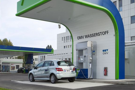 Auto tankt an einer OMV Wasserstofftankstelle
