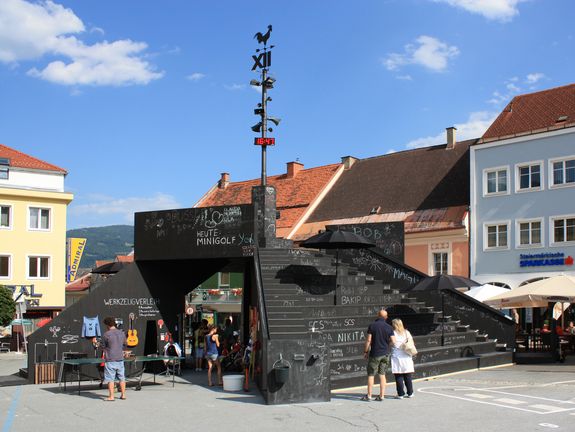 Regionale XII Festivalzentrum, temporäre Installation im öffentlichen Raum im Rahmen des Kunstfestivals Regionale XII, Murau, 2012. Ein Projekt von fattinger.orso architektur.
