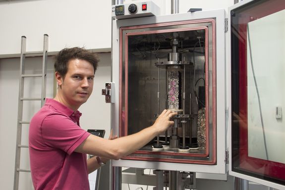 Bernhard Hofko mit der Prüfmaschine, mit der die Kälteeigenschafen von Asphalt bestimmt werden.