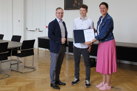 Personen stehend Roland Schmid, Paul Czapka und Jasmin Gründling-Riener (von links)