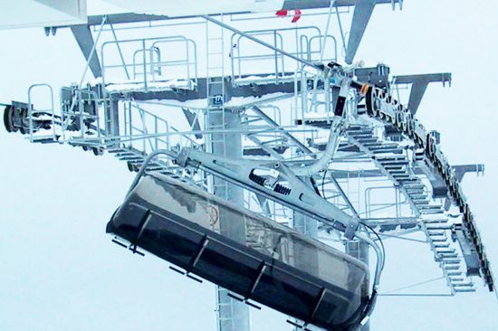 Winderregte Schwingung eines Sesselliftgehänges