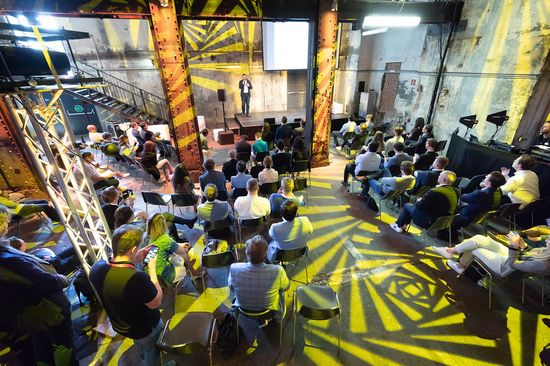 Blick von oben auf die Bühne und die Zuschauer